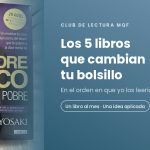 Los 5 libros de finanzas personales del Club de Lectura MQF, con el libro Padre Rico Padre Pobre en la mano